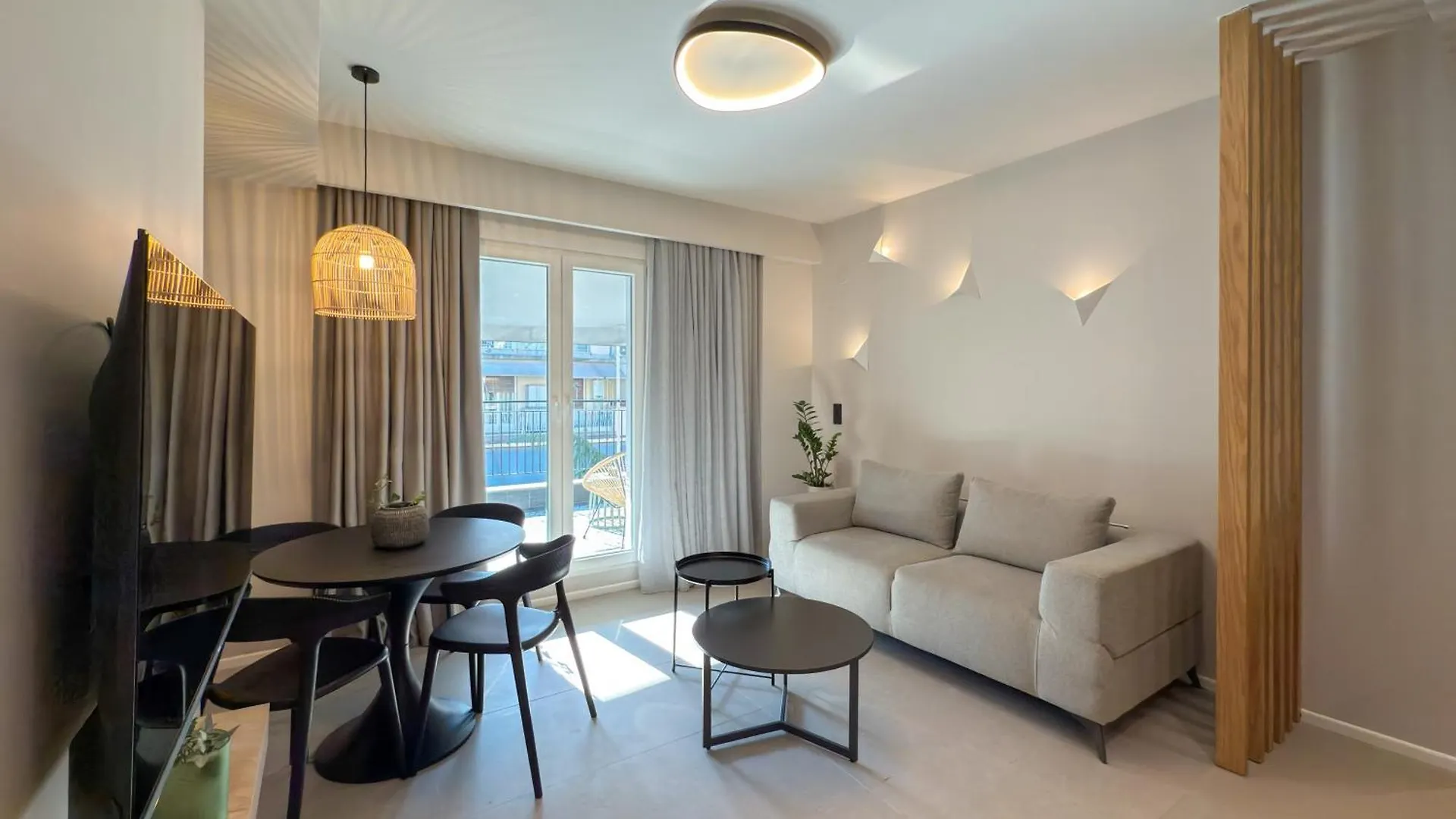 Two Entire Apartments Liv Luxury Central A-B 塞萨洛尼基
